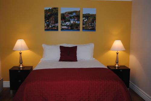 Arnold's Cove阿诺德湾酒店的一间卧室配有一张大床和两盏灯