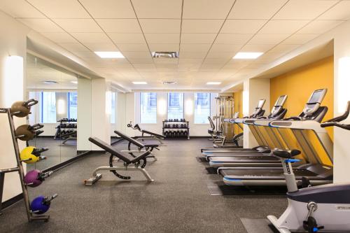 摩纳哥匹兹堡金普顿酒店的健身中心和/或健身设施