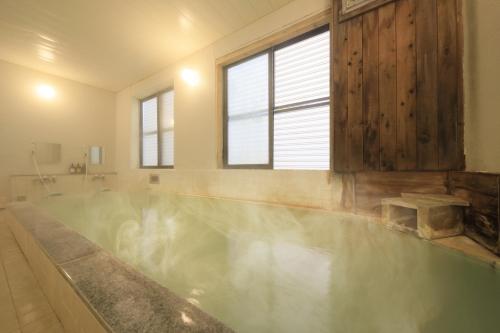 日光Yumori Kamaya的一间带水浴缸的浴室
