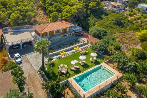 韦瑞洛纳Villa Artemida Vravrona的享有带游泳池的房屋的空中景致