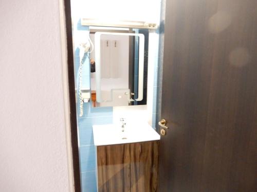 奥拉迪亚RHC皇家酒店的一间带水槽和镜子的浴室