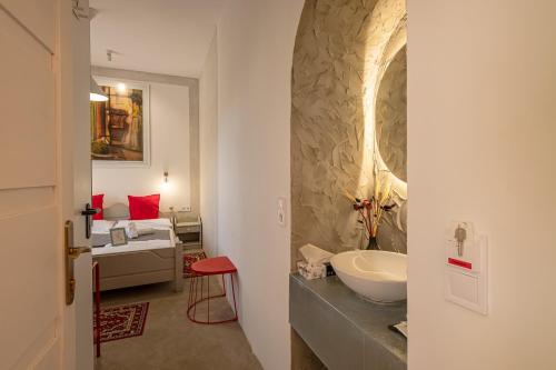 西格利盖特Villa Kabala的一间带水槽的浴室和一间带床的房间