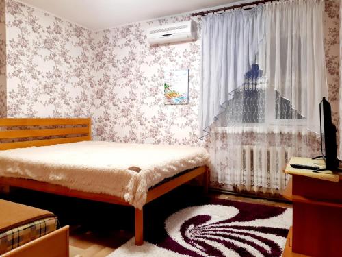 克洛佩夫尼茨基Шевченко 2的一间卧室设有一张床和一个窗口