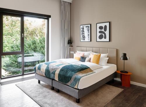 柏林numa I Nook Rooms & Apartments的一间卧室设有一张床和一个大窗户