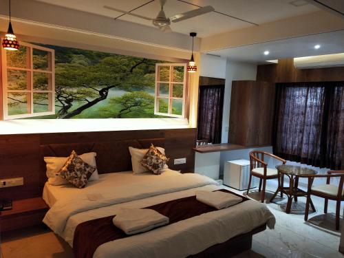 Hotel The Grand Piano - Best Business Hotel in Patan客房内的一张或多张床位