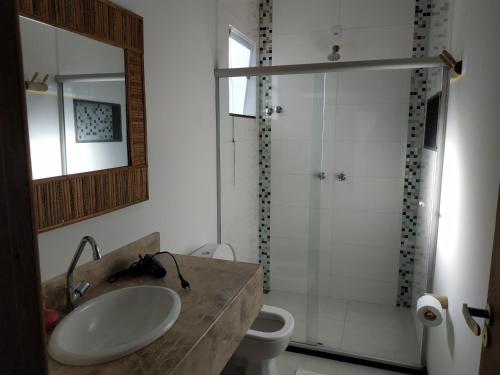 阿拉亚尔达茹达Morena Jambo的一间带水槽和淋浴的浴室
