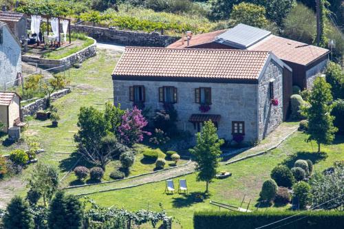 蒙达里斯A Cantaruxa Maruxa Turismo Rural的享有带庭院的房屋的空中景致