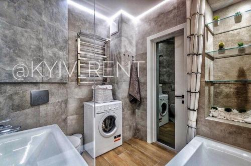 基辅Modern VIP Smart.的一间带洗衣机和洗衣机的浴室