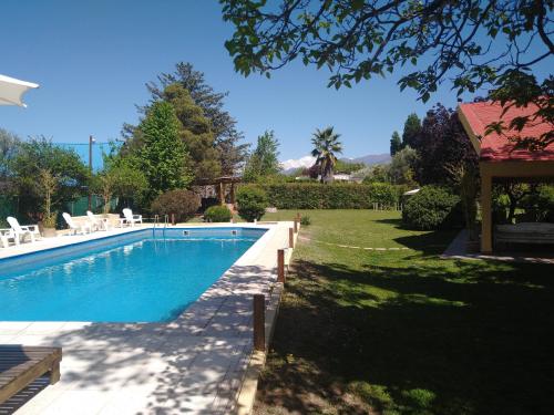 查克拉斯德科里亚La Masia的一座带房子的庭院内的游泳池