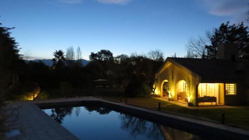 查克拉斯德科里亚La Masia的一座晚上设有游泳池的房子