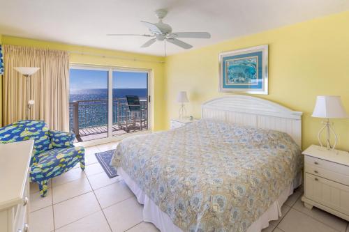 德斯坦Destin Towers - MIDDLE UNIT ON THE BEACH!的一间卧室配有一张床,享有海景