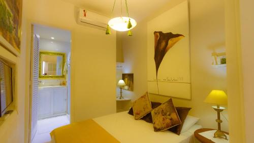 萨尔瓦多Apartamento do Washington的一间卧室设有一张床和一间浴室。