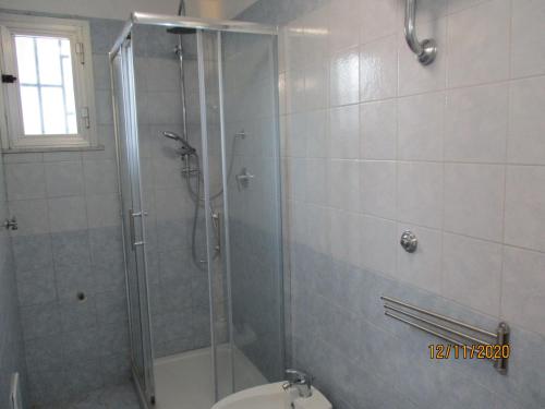 巴罗尼西Giardino degli aranci - Resort的带淋浴和卫生间的浴室
