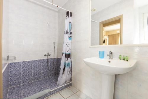 比雷埃夫斯菲隆酒店的一间带水槽和淋浴的浴室