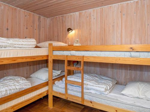 乌尔夫堡Holiday home Ulfborg II的小屋内带4张双层床的客房