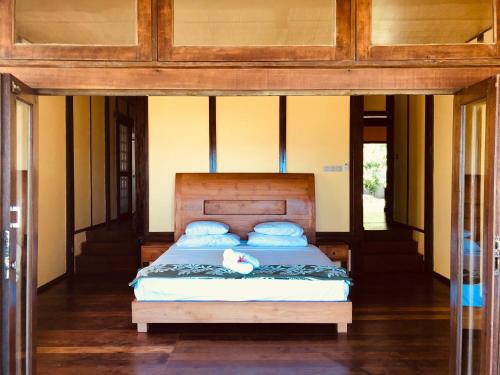 波拉波拉Bora Bora waterfront sunrise villa的一间卧室配有一张带蓝色枕头的床