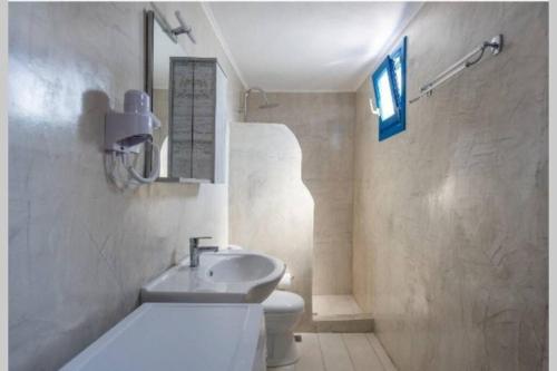 Éxo Goniáeasy going santorini house的浴室配有白色卫生间和盥洗盆。