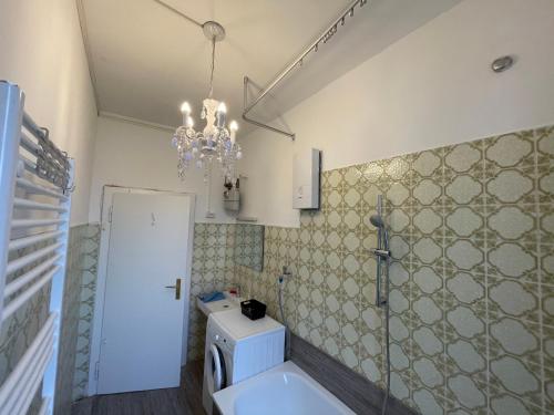 哈根FeWo Ischeland near Hagen-City的一间带卫生间和吊灯的浴室