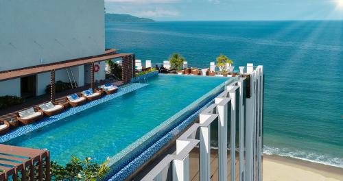 岘港海安海滩Spa酒店的一座位于一座海洋建筑的一边的游泳池