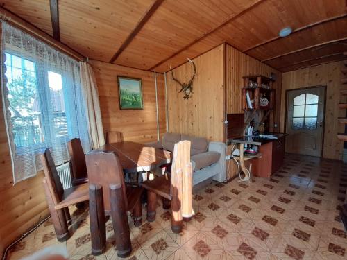 塔塔里夫Cottage Zhelikhovskykh的客厅配有桌子和沙发
