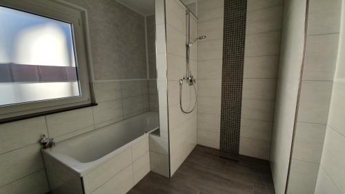 马瑟尔贝格Schnetter Hummel, Apartment 1的带淋浴和浴缸的浴室