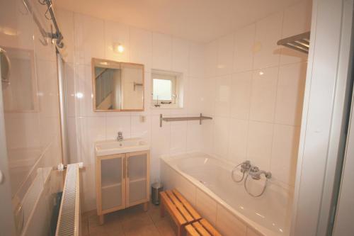 奥德米拉得姆Fonteinbos的白色的浴室设有浴缸和水槽。