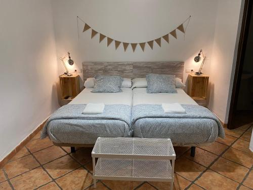 加的斯Pensión La Cantarera的一间卧室配有一张带2个床头柜的大床