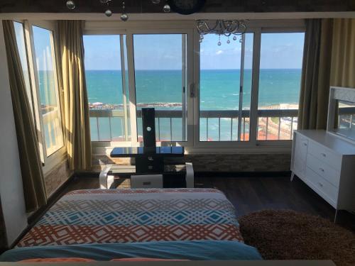 亚历山大Blue Bay Beach-Families only的一间卧室配有一张床,享有海景