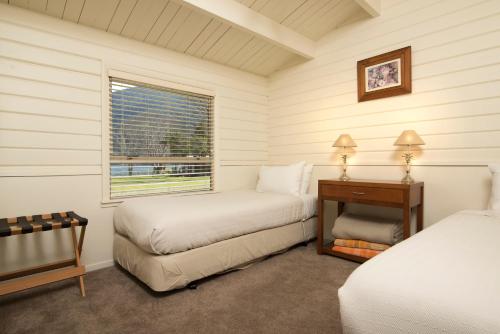 Furneaux Lodge客房内的一张或多张床位