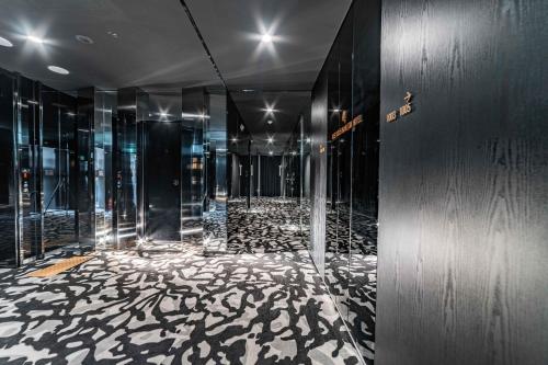 釜山Best Louis Hamilton Hotel West Busan的一间设有玻璃地板走廊的客房
