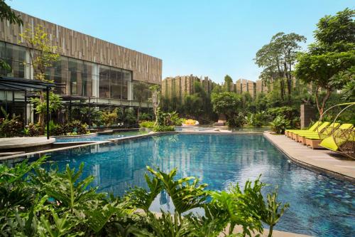 芝卡朗西卡朗加巴贝卡酒店的一座建筑物中央的游泳池
