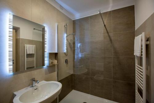 维佐拉提契诺马尔彭莎别墅酒店的一间带水槽和淋浴的浴室