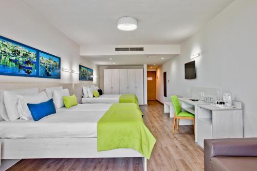 圣保罗湾城桑塔纳酒店的酒店客房配有两张床和一张书桌