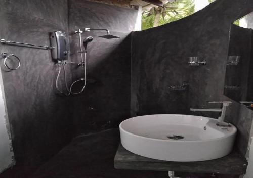 蒂瑟默哈拉默Rice Rice Villas的浴室配有白色水槽和淋浴。