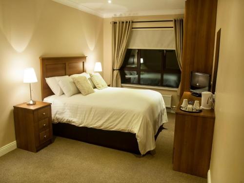 Lusk峰景自助式公寓的酒店客房设有床和窗户。