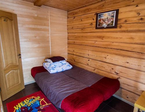 特拉凯鲁特卡尔纳斯旅馆的小屋内的小房间,配有一张床