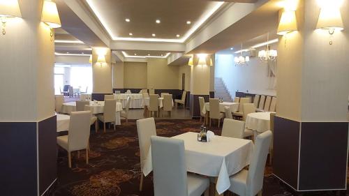 塔古玖Hotel Story的用餐室配有白色的桌子和白色的椅子