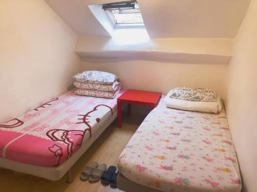 巴黎Art Beaubourg的小型客房 - 带2张床和窗户