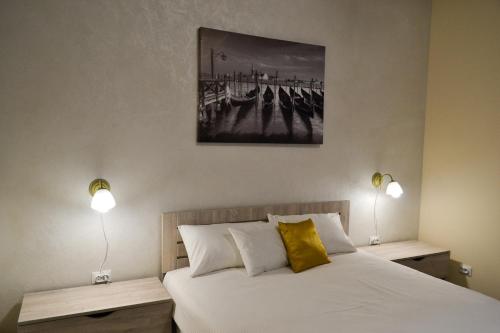 利沃夫Aquamarine apartments Lviv的一间卧室配有一张带两盏灯的床。