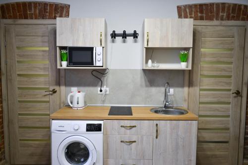 利沃夫Aquamarine apartments Lviv的厨房配有洗衣机和水槽