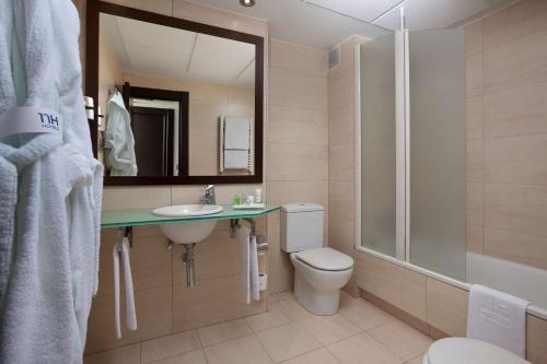 桑坦德NH桑坦德城市酒店的浴室配有卫生间、盥洗盆和淋浴。