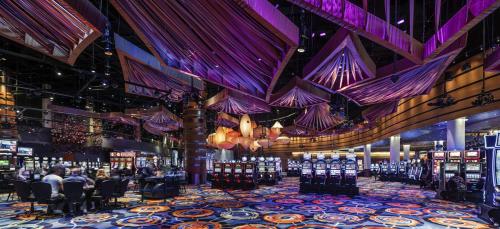 大西洋城Ocean Casino Resort的赌场,设有配备桌椅的大房间