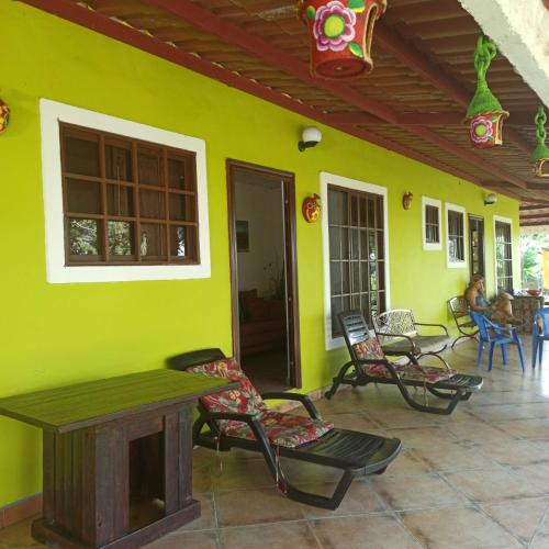 佩达西镇La Casa de Thurys的一间设有绿色墙壁、椅子和一张桌子的客房