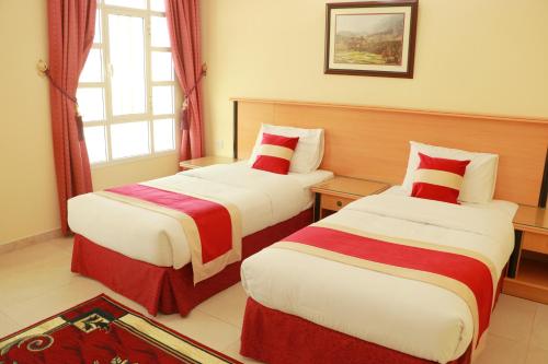 塞拉莱阿尔尼罗河酒店 的酒店客房,设有两张红色和白色的床