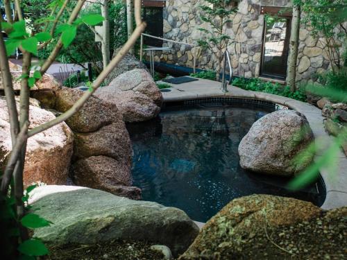 阿斯潘利弗特万公寓式酒店的花园中一个岩石池