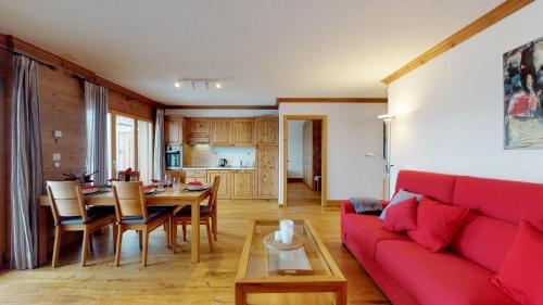 韦松纳Hauts de Veysonnaz SAUNA & VIEW apartments的客厅配有红色的沙发和桌子