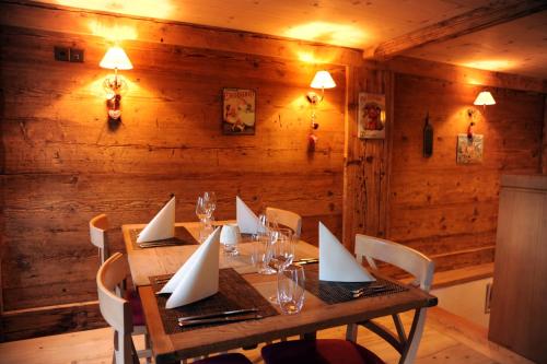 罗斯聂日韦勒酒店的木制用餐室,配有一张桌子和纸板