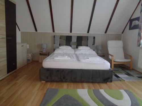 比克帕缇希亚佩泽欧酒店的一间卧室配有一张大床和两把椅子