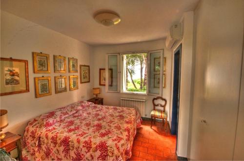 韦内雷港卡萨德尔皮思卡托尔酒店的一间卧室设有一张床和一个窗口