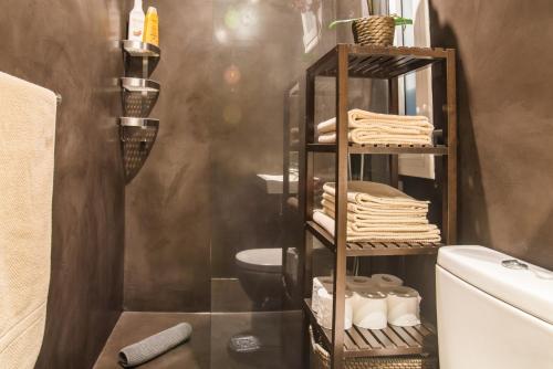 巴塞罗那Art Nouveau Apartment的浴室位于卫生间旁,配有毛巾架